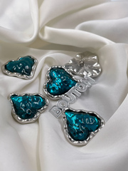 Пуговицы сердечки серебристые с неровным краем и жатой голубой серединкой с мармеладным эффектом