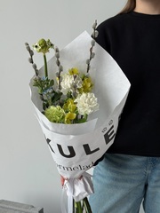 Кулек из альстромерии, оксипеталума, диантусов, орнитогалума и вербы