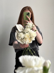 Свадебный букет из белых роз, диантусов и антуриума