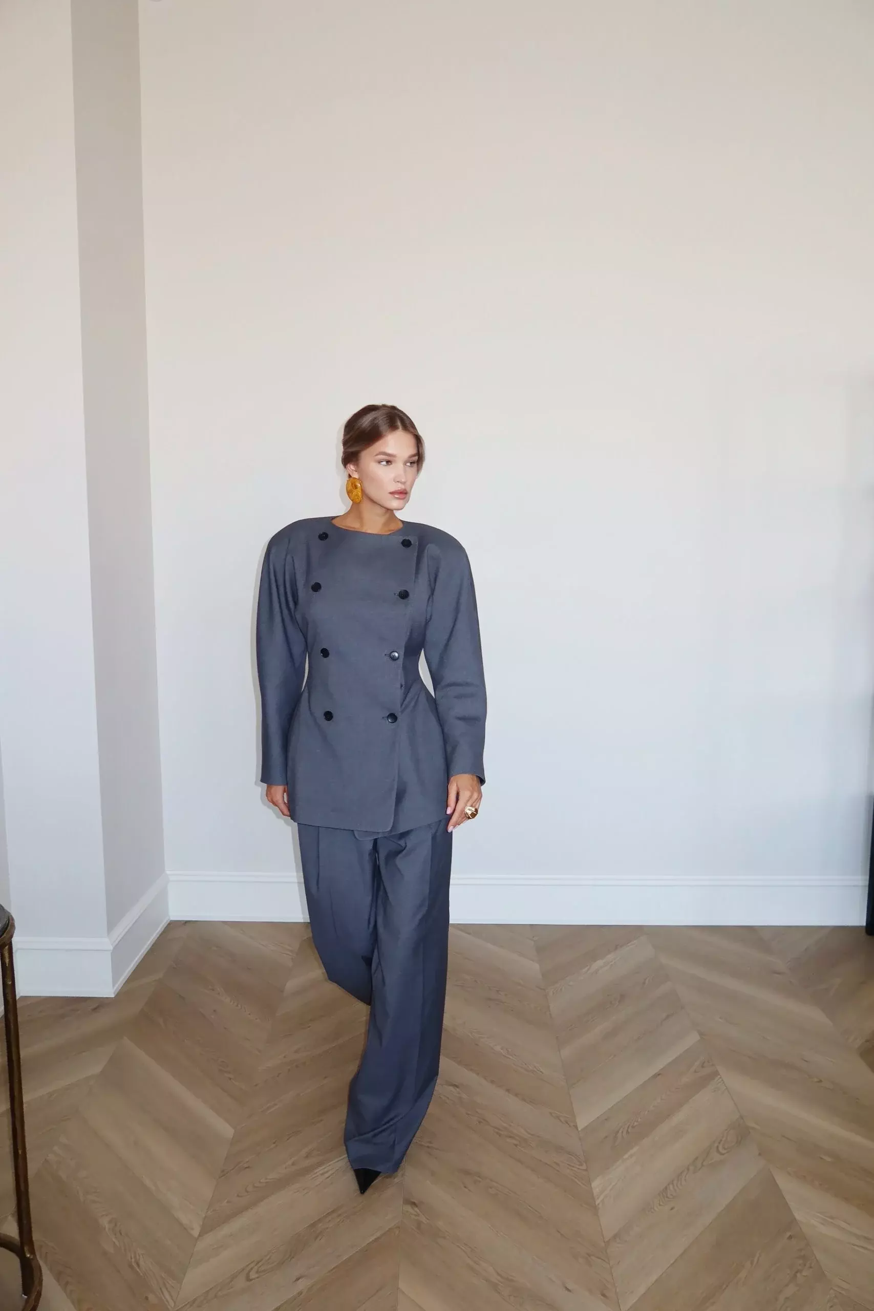 Приталенный двубортный пиджак с объемными плечами, Серый