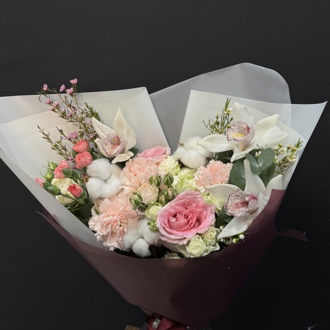 Букет из орхидей, диантусов и хлопка