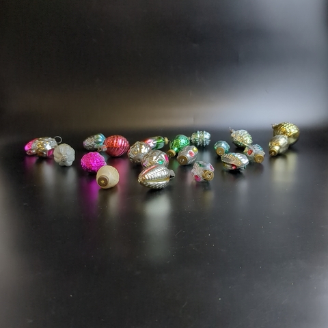 Ёлочные игрушки набор из 21 штуки разных, небольшие, фонарики, шарики и др, стекло, подвесные, винтаж времён СССР 1950-1980 гг. Советские ёлочные игрушки и украшения. Состояние и комплектация на фото.