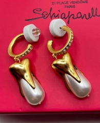 sergi-tooth-v-stile-schiaparell-s-podveskami-iz-zhemchuga