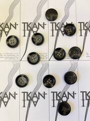 Пуговица пластиковая четырехпрокольная (имитация роговой) (Пластик, Черный с прозрачными пятнами, 21)