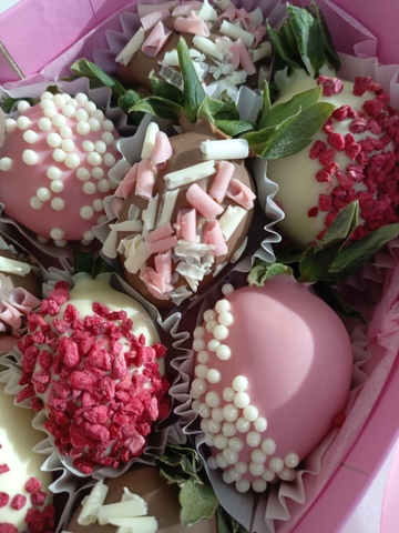 Сердце из клубники в шоколаде 