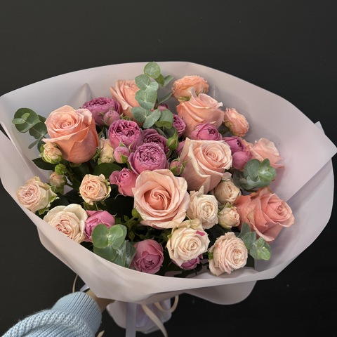 Букет из роз и эвкалипта