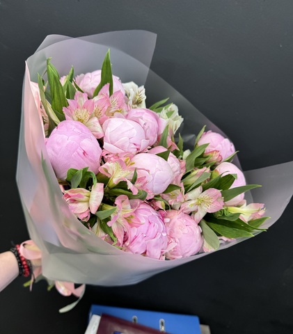 Пионы с розовой альстромерией