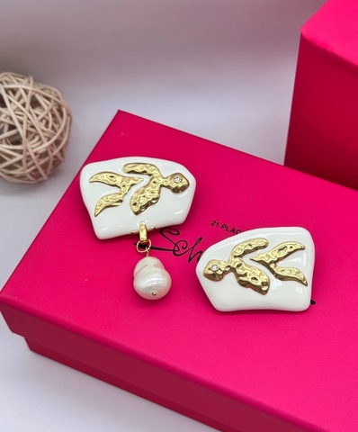 sergi-assimetrichnye-v-stile-schiaparelli-s-beloj-ehmalyu