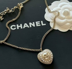 kole-cepochka-chanel-s-podveskoj-serdce-c-mikrozhemchugom-cvet-shapan