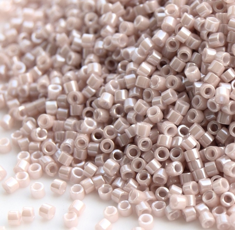 DBL-1535 Бисер цилиндрический Миюки делика 8/0 /Miyuki delica 8/0 Opaque Pink Champagne Ceylon