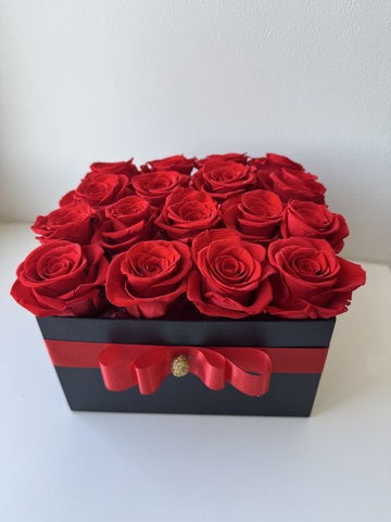 Композиция в шляпной коробке 