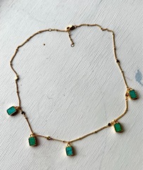 83227 - Колье-чокер с миниподвесками с зелеными альпанитами