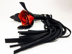 Черная замшевая плеть с красной лаковой розой в рукояти - 40 см. - 