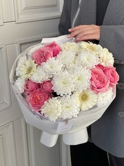 Авторский букет из хризантемы, яркой кустовой пионовидной розы и минигербер