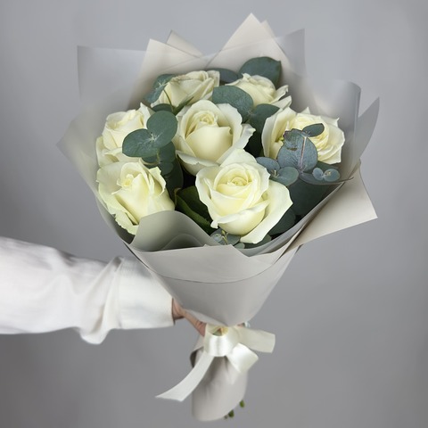 Букет цветов из 7 белых роз Аваланш