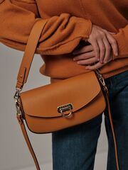 Сумка кожаная на плечо багет оранжевая