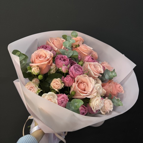 Букет из роз и эвкалипта