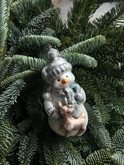 Новогодняя игрушка Снеговичок с олененком стекло