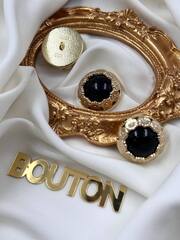 Пуговицы золотистые объемные с черным камнем и обрамлением в форме цветочков