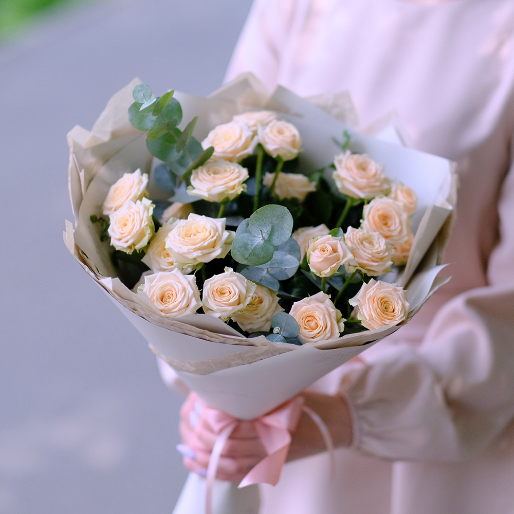 Нежный букет кремовых кустовых роз #532
