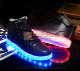 Светящиеся высокие кроссовки с USB зарядкой Fashion (Фэшн) на шнурках и липучках, цвет черный, светится вся подошва. Изображение 14 из 22.