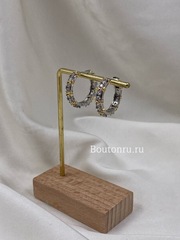 Серьги-кольца серебристые с золотыми декоративными элементами и камнями