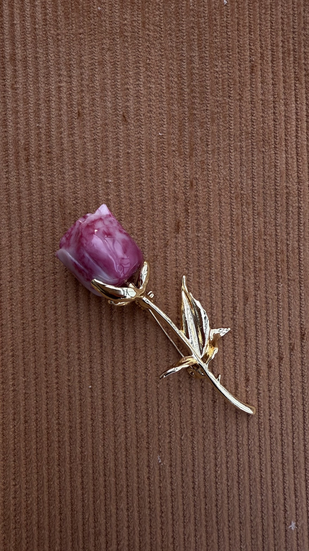 Брошь в виде розовой розы