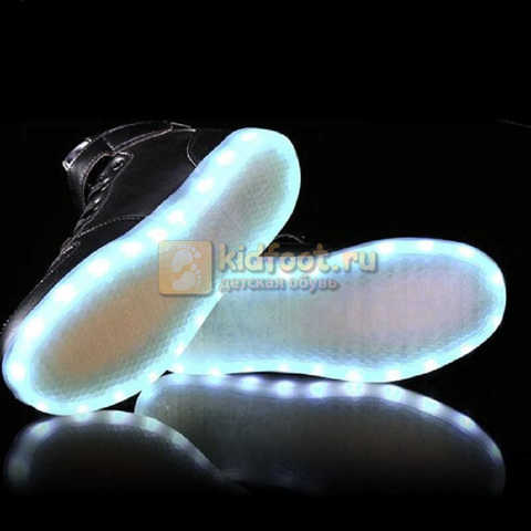 Светящиеся высокие кроссовки с USB зарядкой Fashion (Фэшн) на шнурках и липучках, цвет черный, светится вся подошва. Изображение 17 из 22.