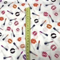 Шелковая ткань с помадами и поцелуями фото