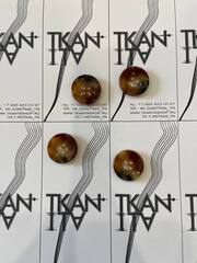 Пуговица пластиковая четырехпрокольная (имитация роговой) (Пластик, Роговой коричневый с темными пятнами, 22)