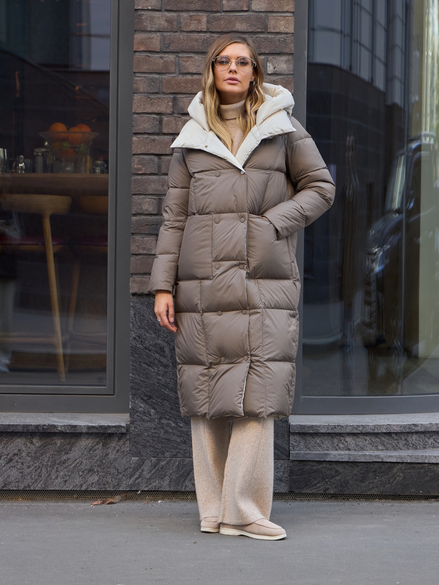 Длинный двусторонний коричнево-белый пуховик