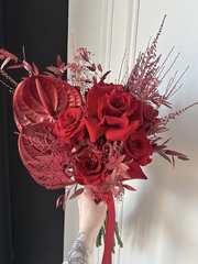 Свадебный букет из одноголвых роз, антуриума и сухоцветов