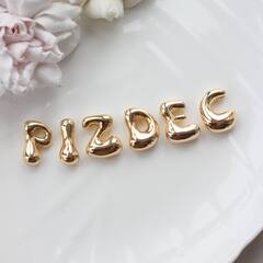 Слово из букв PIZDEC в золоте