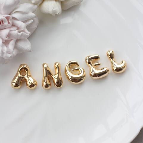 Слово из букв ANGEL в золоте