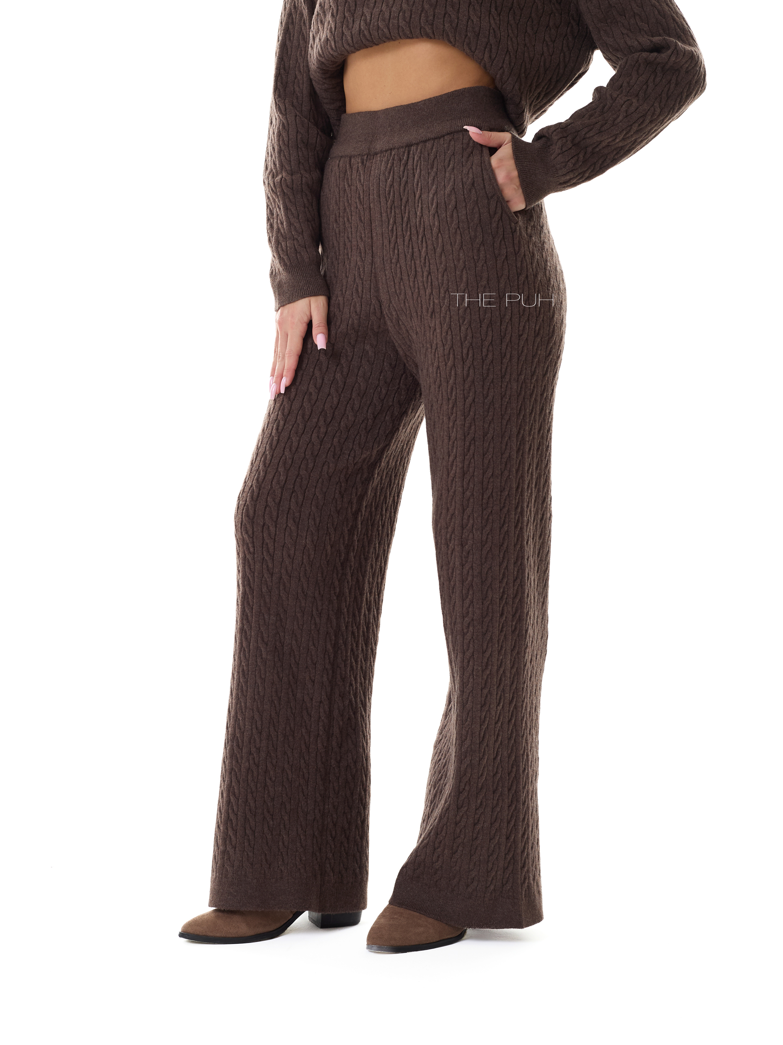 Шоколадный трикотажный костюм в косичку