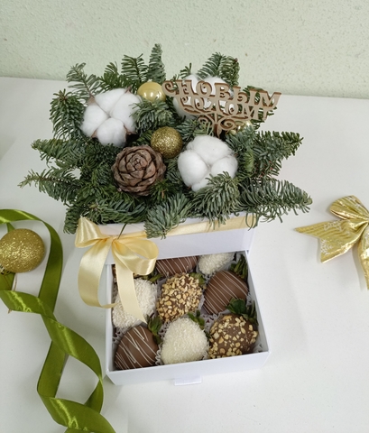 Шкатулка с клубникой в шоколаде и новогодней композицией