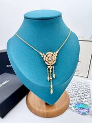 kole-chanel-so-semnoj-podveskoj-kollekciya-bouton-de-camelia-white-rose-vgold