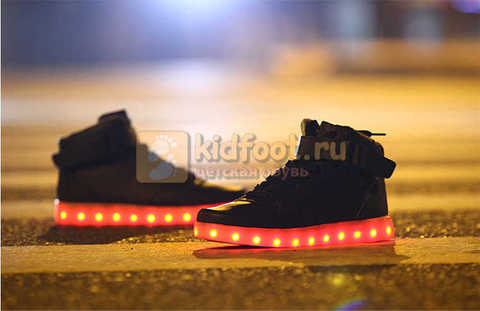 Светящиеся высокие кроссовки с USB зарядкой Fashion (Фэшн) на шнурках и липучках, цвет черный, светится вся подошва. Изображение 21 из 22.