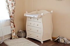 С 577 Комод с настилом, резьба №11, накладка №3 (бабочка) (античный белый Ясень)