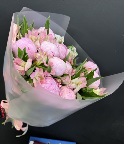 Пионы с розовой альстромерией