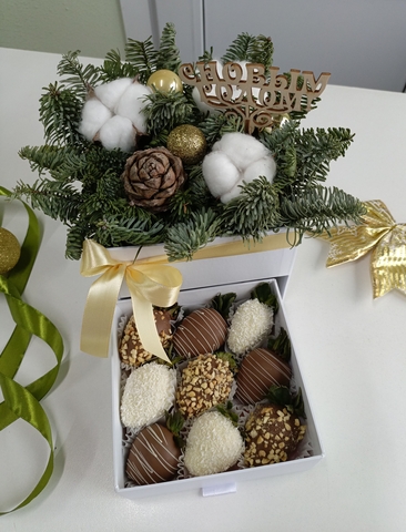 Шкатулка с клубникой в шоколаде и новогодней композицией