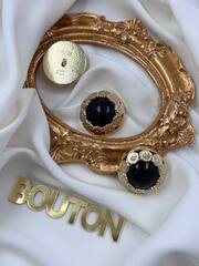 Пуговицы золотистые объемные с черным камнем и обрамлением в форме цветочков