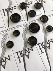 Пуговица пластиковая четырехпрокольная (имитация роговой) (пластик, Роговой/темно-шоколадная гамма и молочный блик, 26)