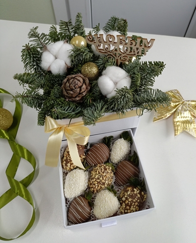 Шкатулка с клубникой в шоколаде и новогодней композицией