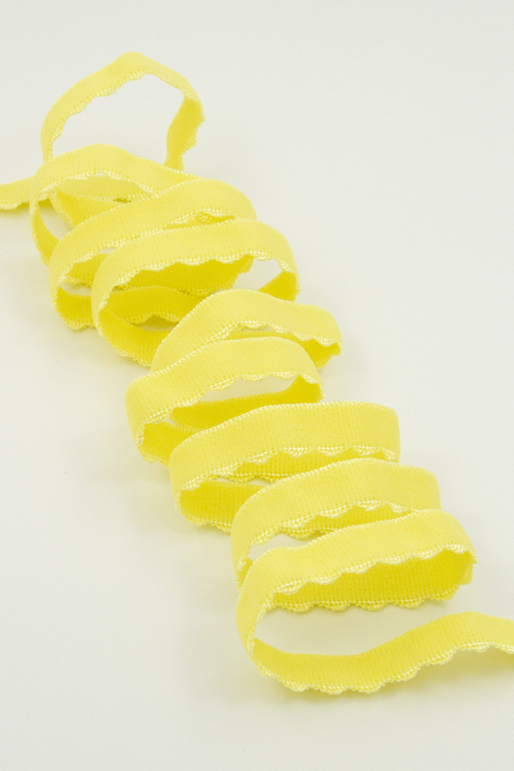 Резинка отделочная 12 мм с учетом фестона жёлтая