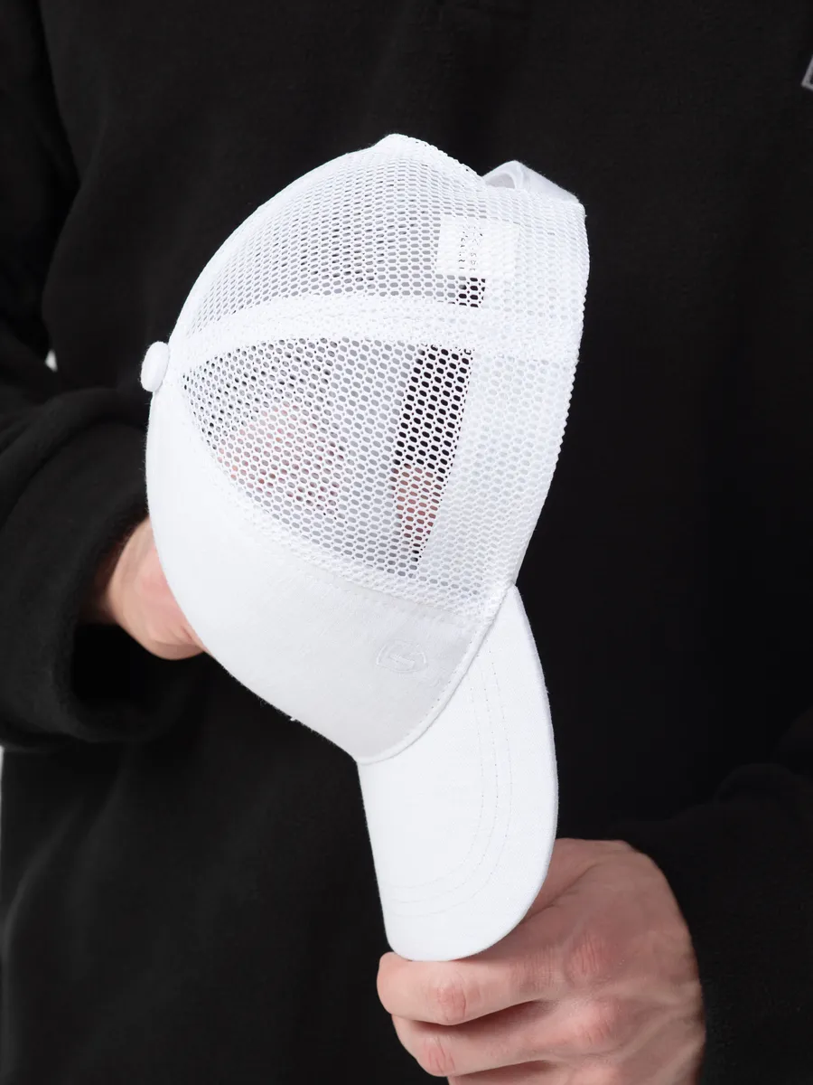 Бейсболка с сеткой летняя белая