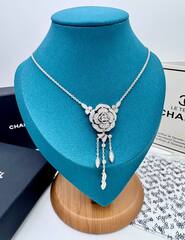 kole-chanel-so-semnoj-podveskoj-kollekciya-bouton-de-camelia-white-rose-vgold