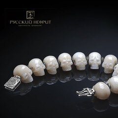 Браслет с черепами "В кругу друзей". Медовый нефрит.