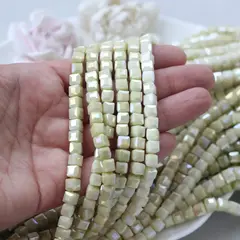 Хрусталь (стекло) граненный, кубик, жёлто-зелёный, 6 мм, 1 нить, К237