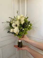 Свадебный букет из калл, орнитогалума, хелеборуса и паникума